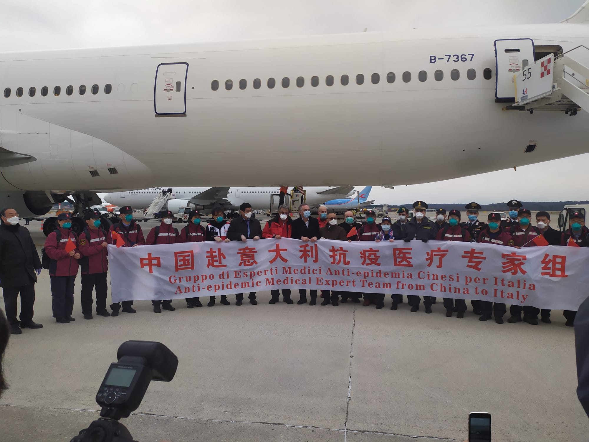 Immagine Rossi accoglie a Malpensa la delegazione cinese: "Solidarietà e cooperazione armi decisive"